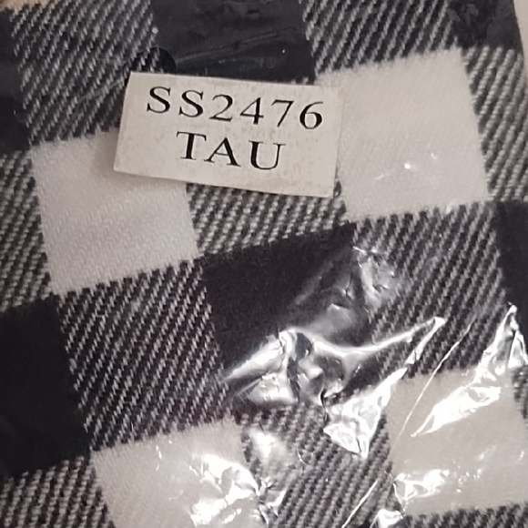 NWT Beautiful Tartan Plaid Check Scarf in Tan, Black, and Red - Picture 4 of 6